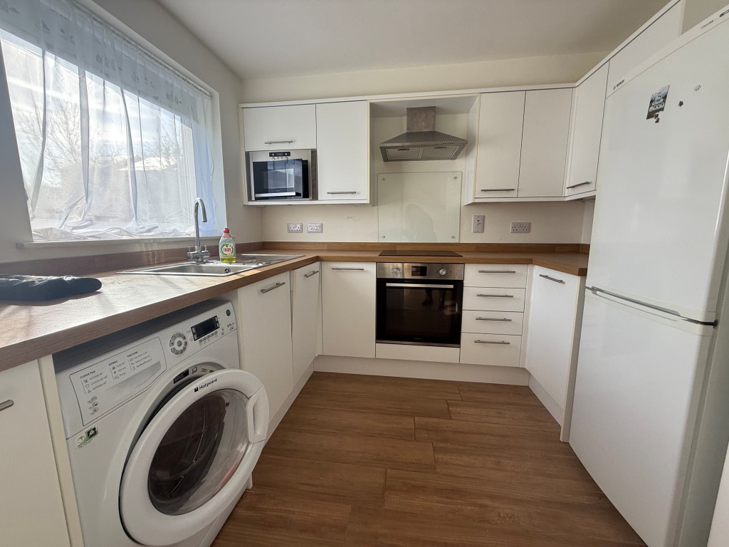 Lot: 116 - TWO-BEDROOM GROUND FLOOR APARTMENT CLOSE TO BRAINTREE TOWN CENTRE - Kitchen with appliances and window and sink